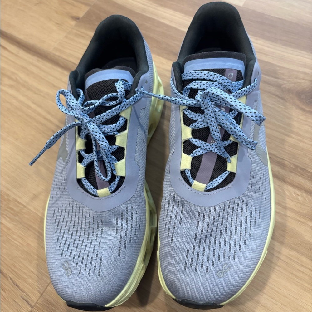 Women’s On Cloud sneakers- excellent condition! Size 9.5